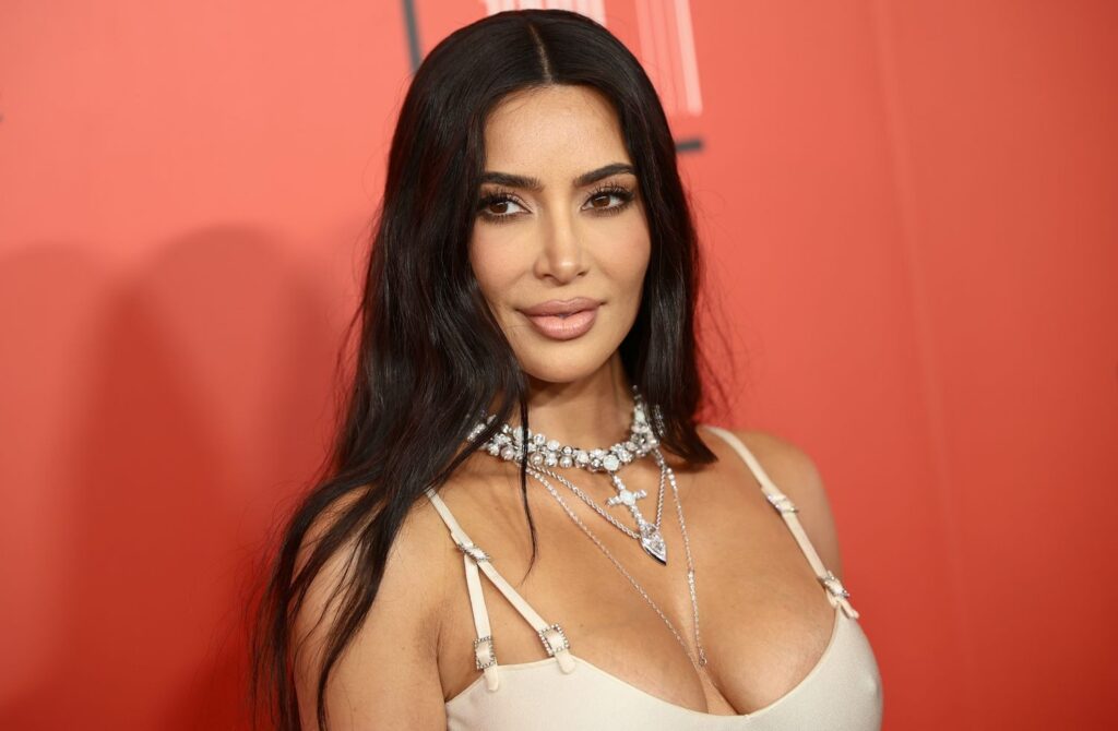 Kim Kardashian Produzirá e Estrelará Série Inspirada em Elizabeth Taylor