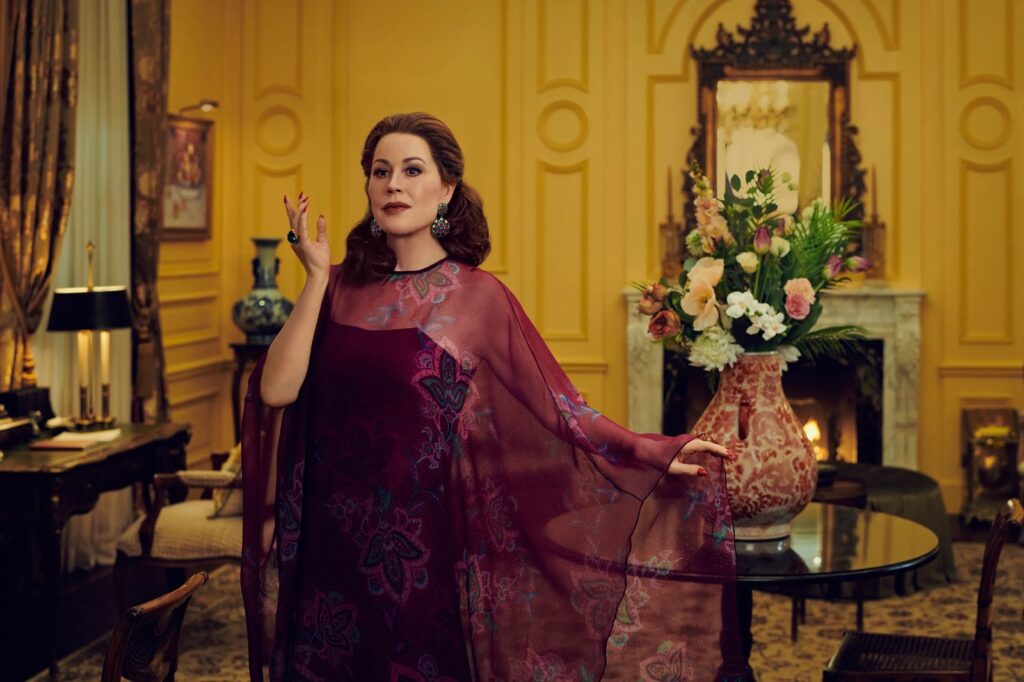 Molly Ringwald: A Estrela que Conquista Novos Desafios em "Feud: Capote vs. as Cisnes"