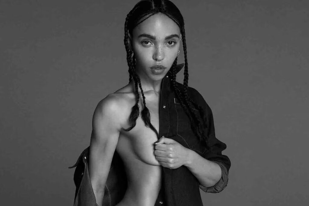 Reino Unido proíbe anúncio da Calvin Klein da FKA twigs por exibi-la como "objeto sexual estereotipado"