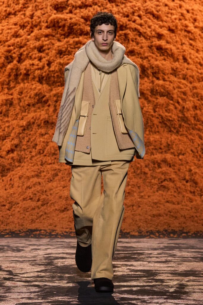 Descubra o Minimalismo Vibrante na Moda Masculina da PRADA, JW Anderson e ZEGNA na Milão Fashion Week Fall 2024. Conheça Tendências e Estilos que Dominarão a Estação.