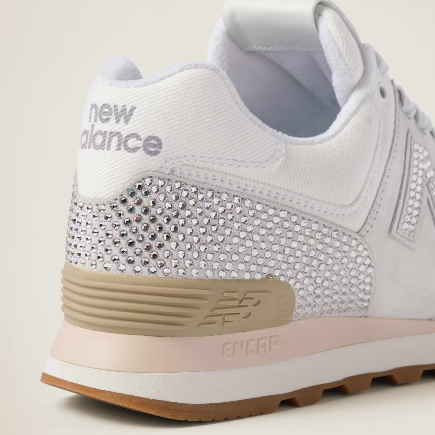 Miu Miu e New Balance: Uma Colaboração de Luxo que Redefine o Estilo