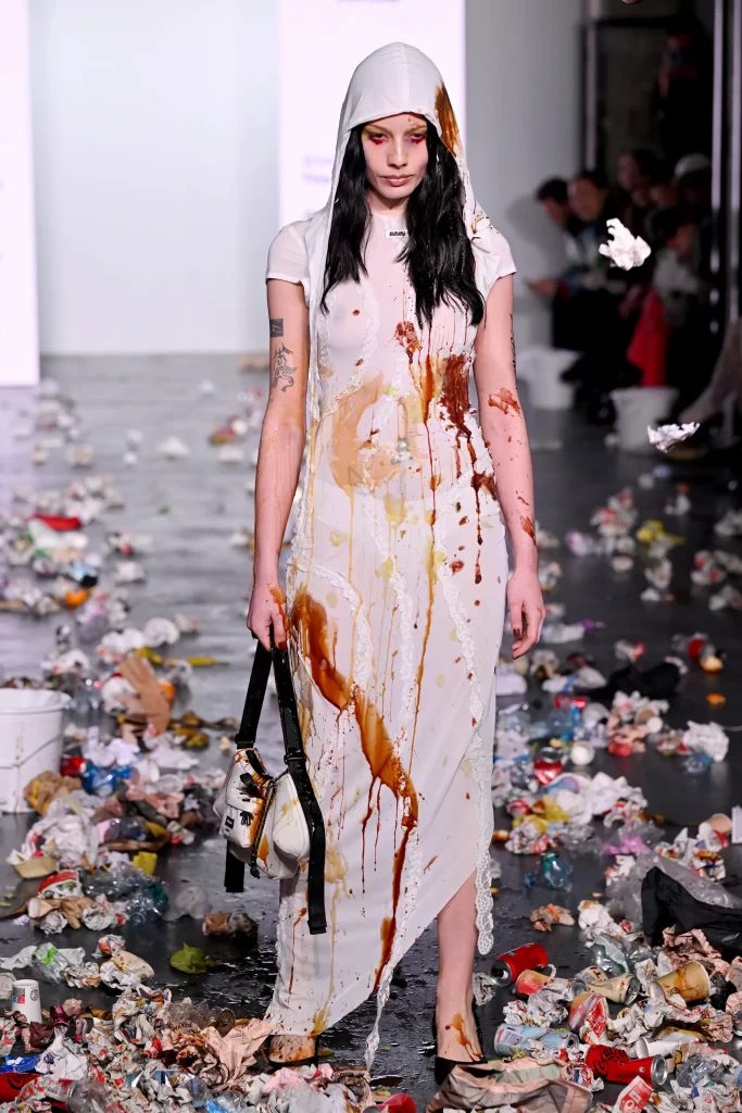 Desfile Provocativo da AVAVAV Encerra a Milan Fashion Week com Impacto Sustentável