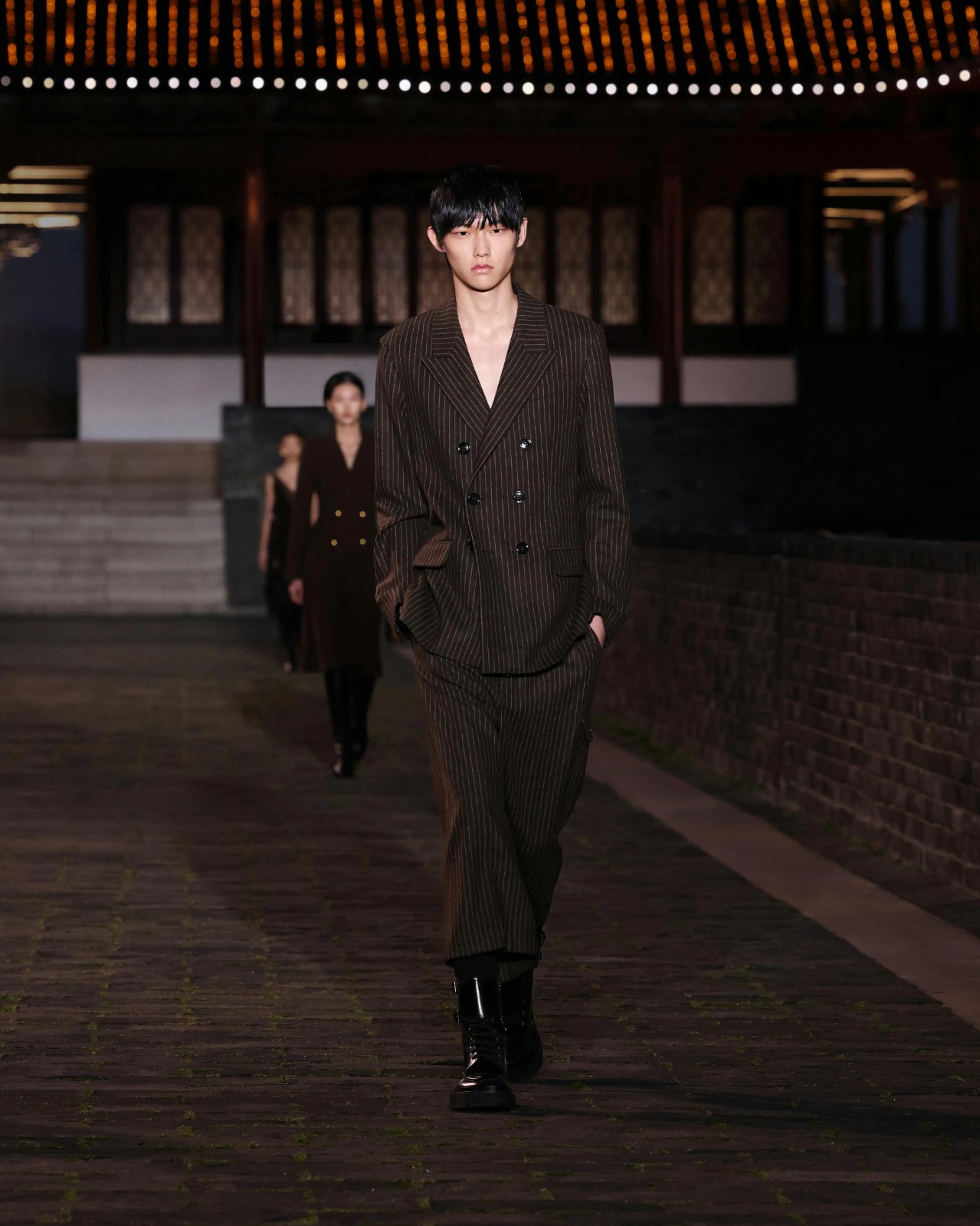 A AMI Paris veste a noite de Suzhou com elegância parisiense