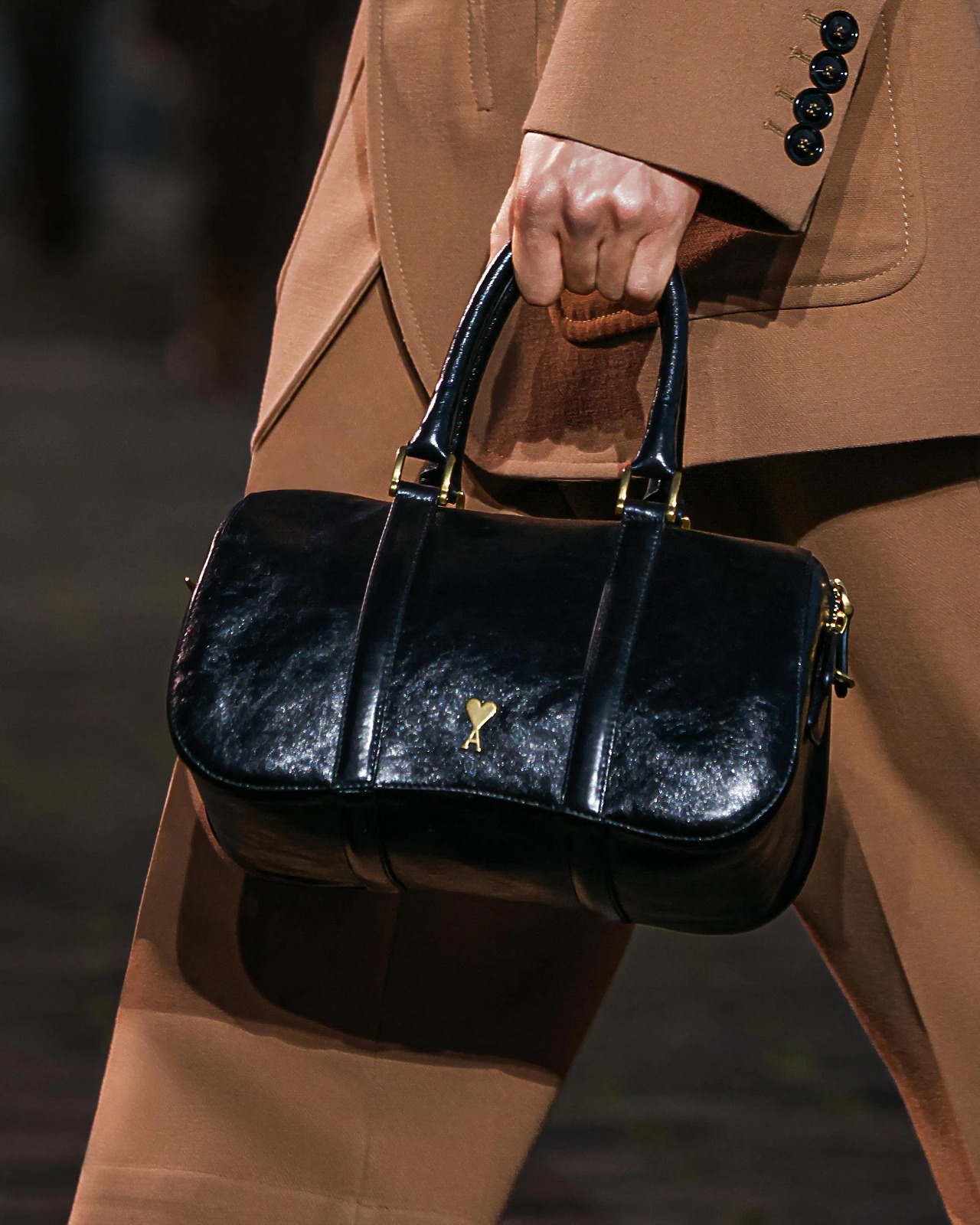A AMI Paris veste a noite de Suzhou com elegância parisiense
