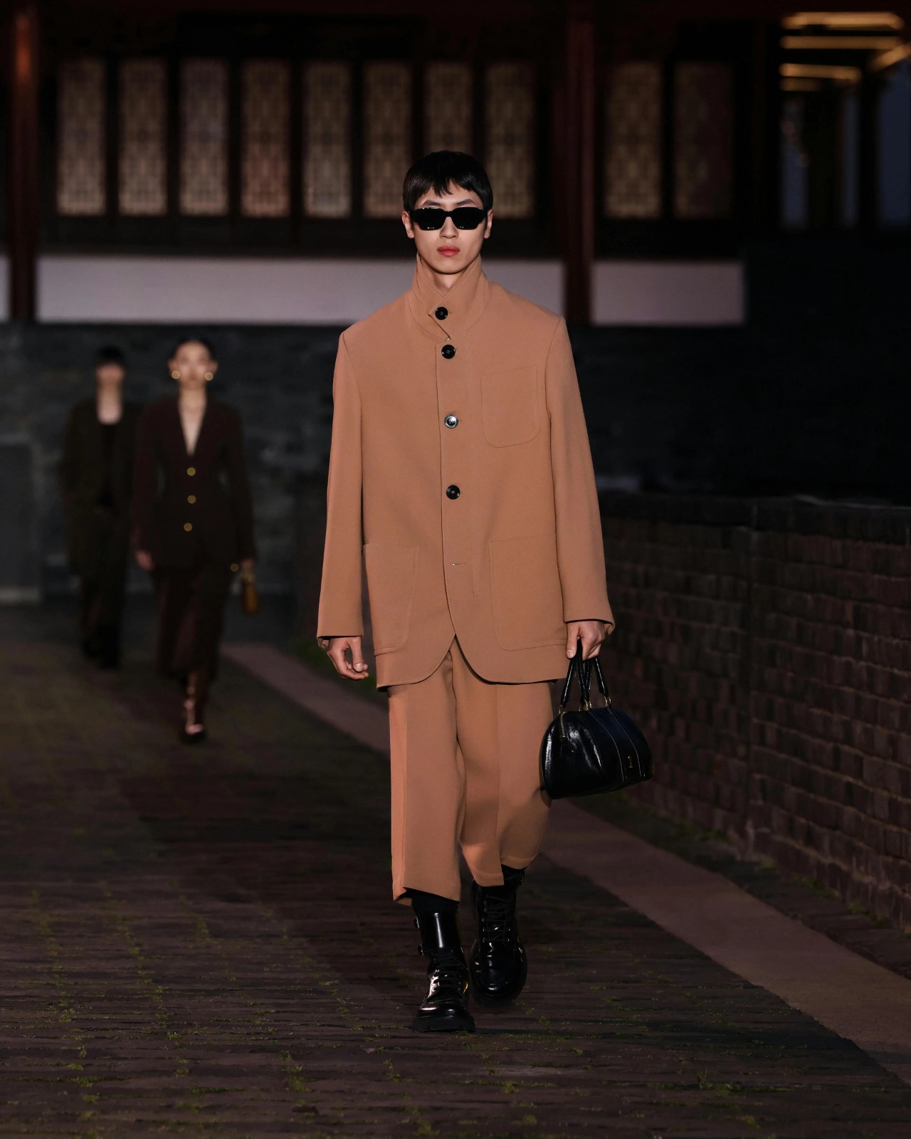 A AMI Paris veste a noite de Suzhou com elegância parisiense