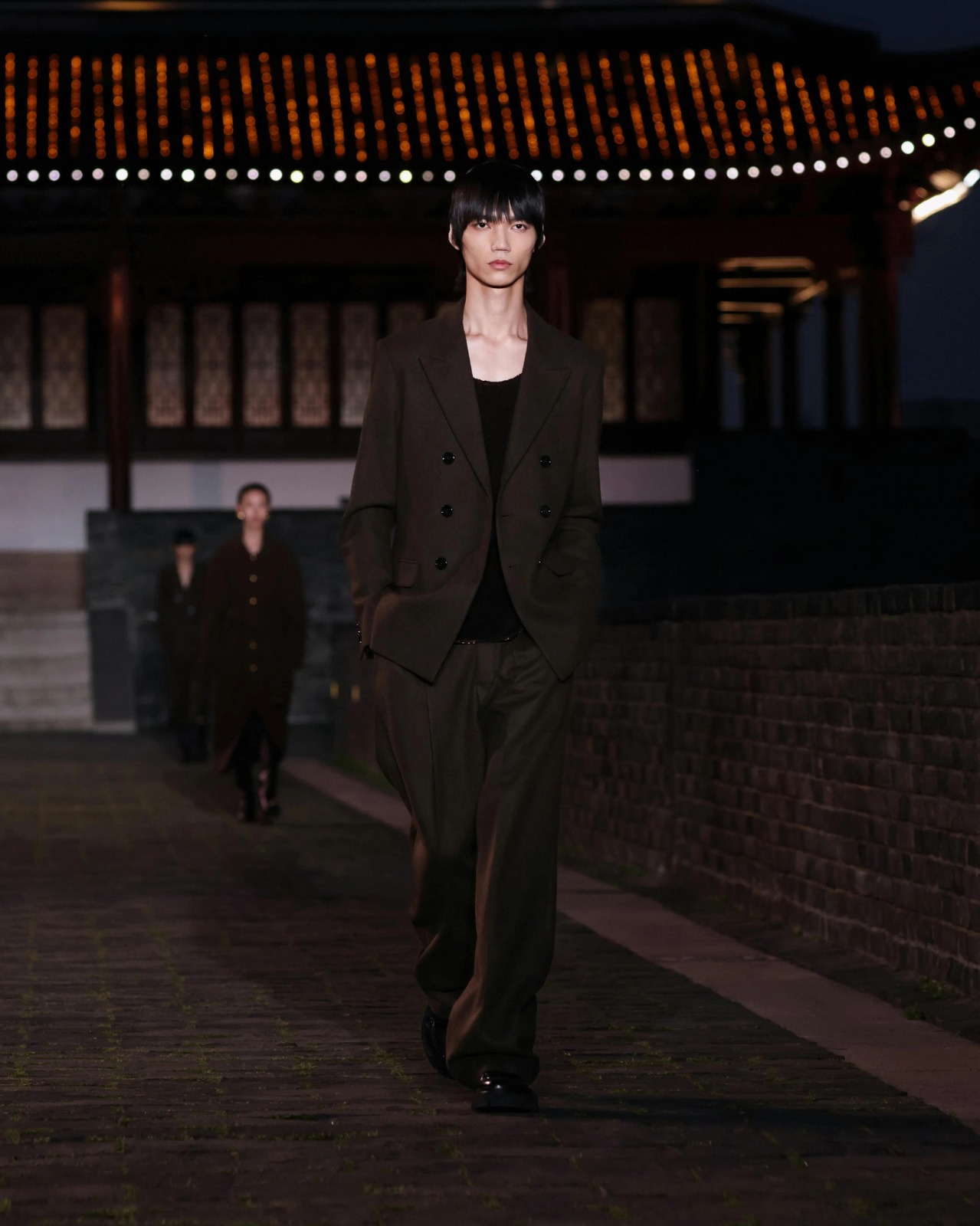 A AMI Paris veste a noite de Suzhou com elegância parisiense