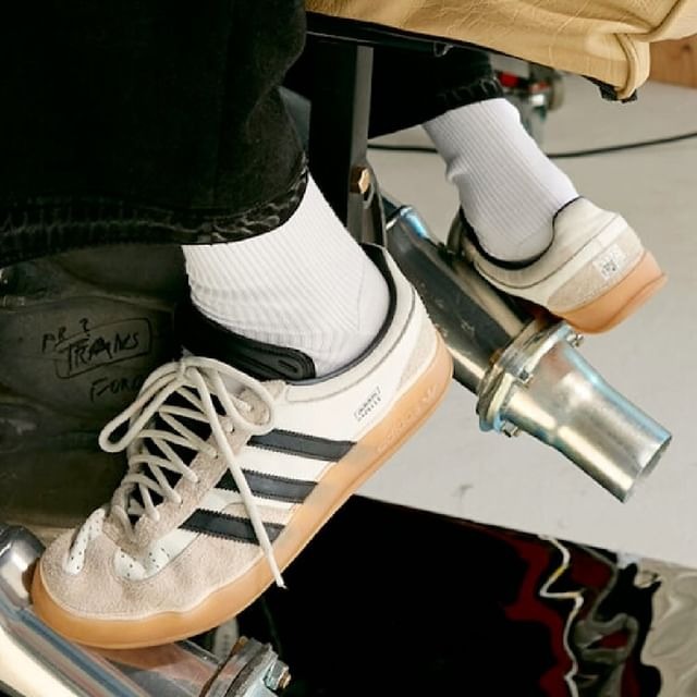 Bad Bunny dá upgrade no clássico Gazelle da adidas
