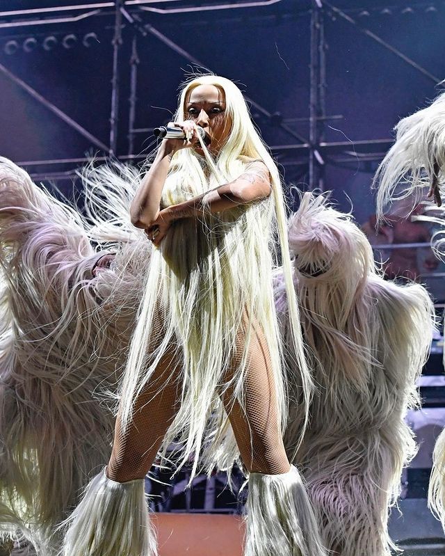 Doja Cat arrasa no Coachella com looks capilares marcantes