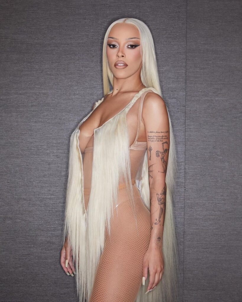 Doja Cat arrasa no Coachella com looks capilares marcantes