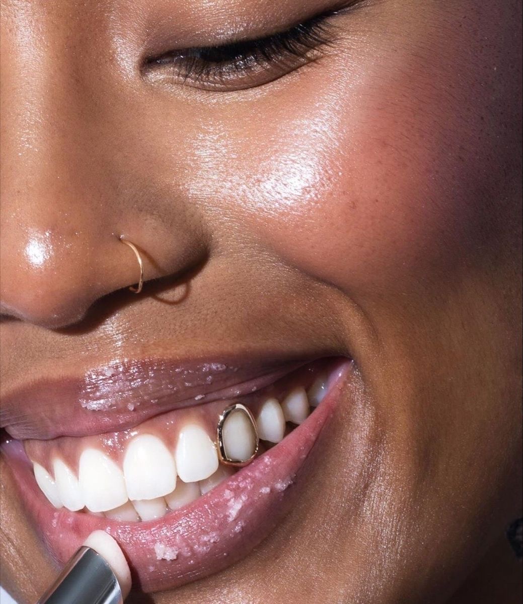 Grillz: O acessório dental que está em alta! Confira origens, estilos e cuidados