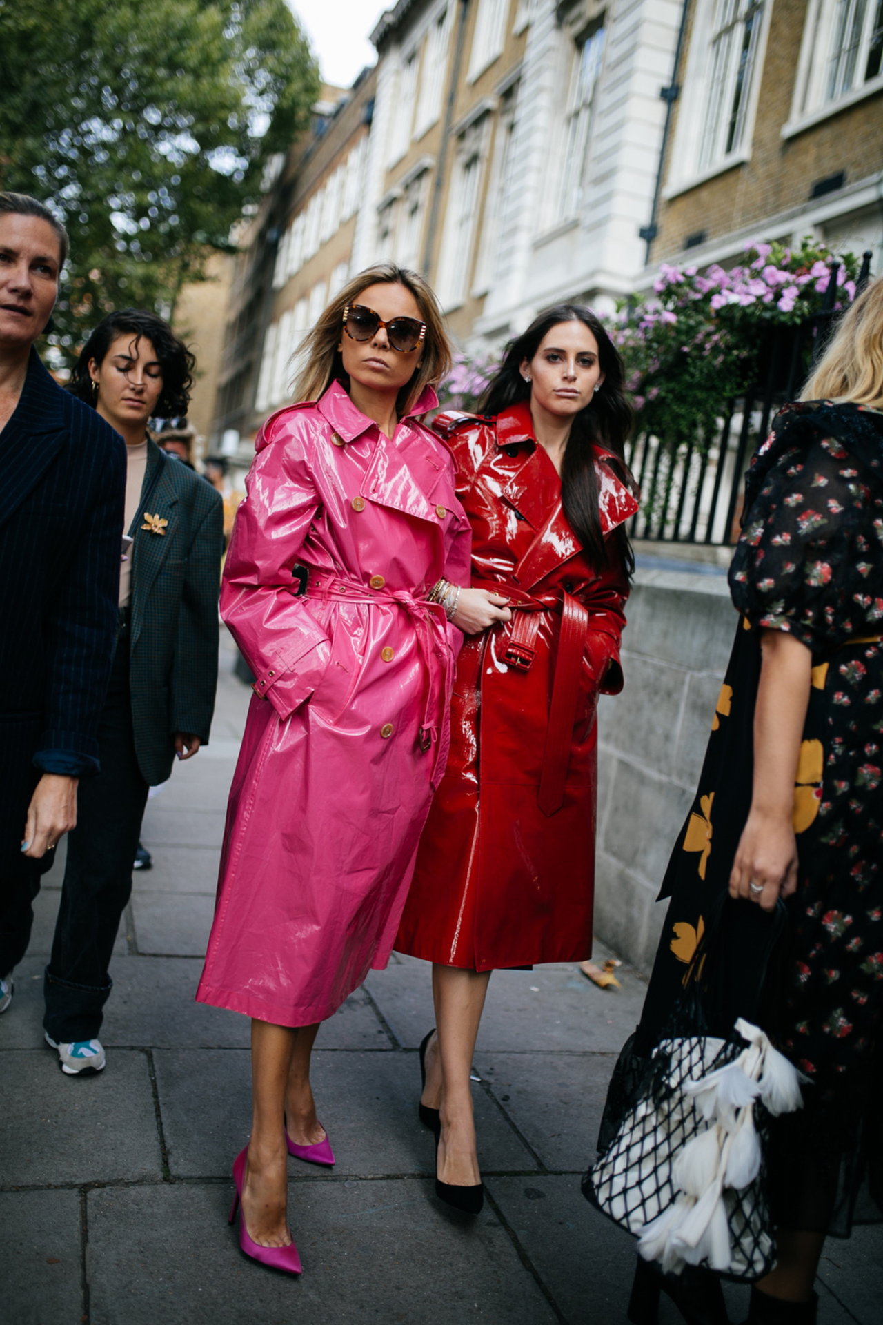Looks em Vinil: O tecido ousado retorna às tendências