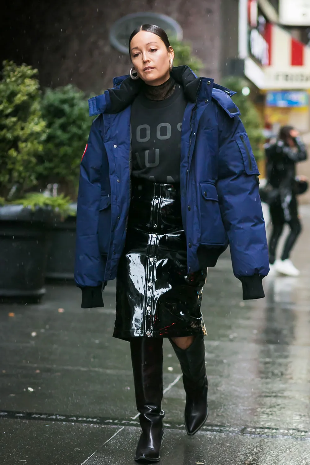 Looks em Vinil: O tecido ousado retorna às tendências