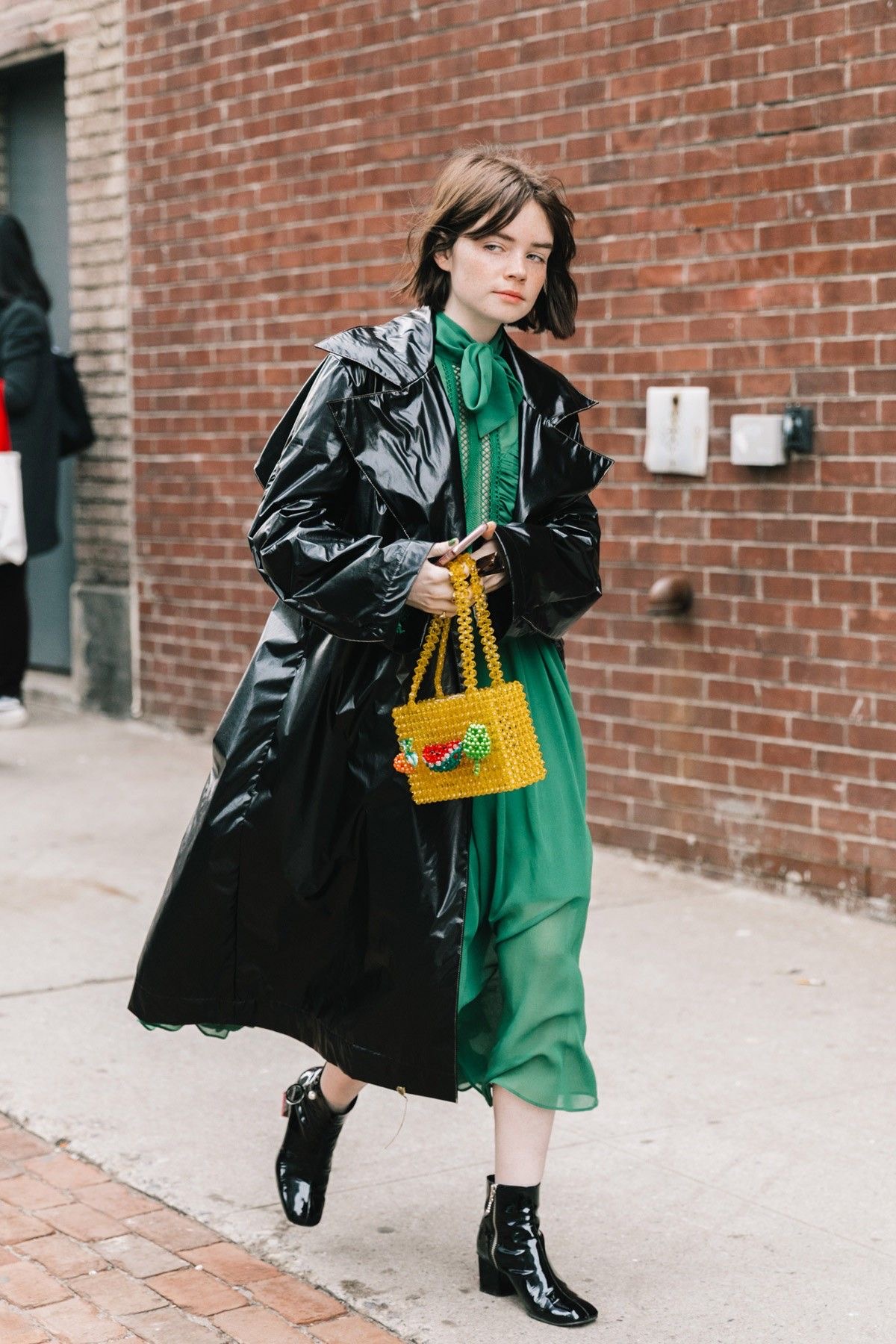 Looks em Vinil: O tecido ousado retorna às tendências