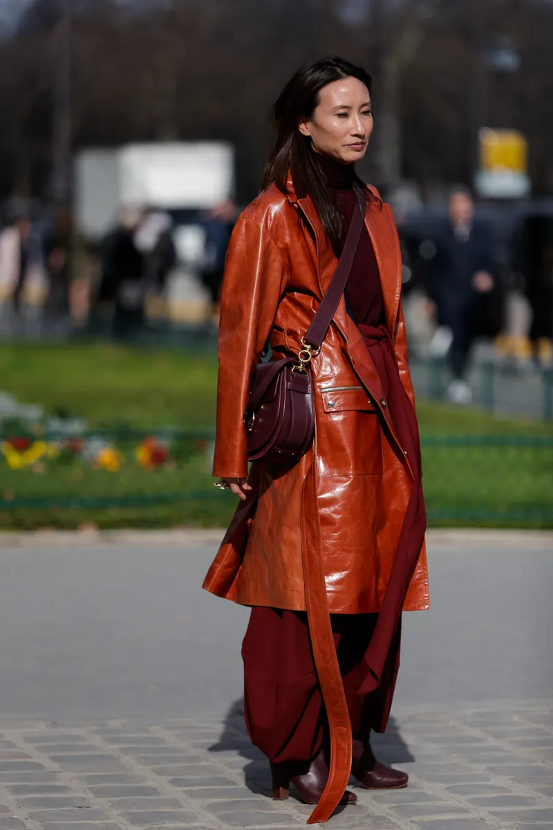 Looks em Vinil: O tecido ousado retorna às tendências