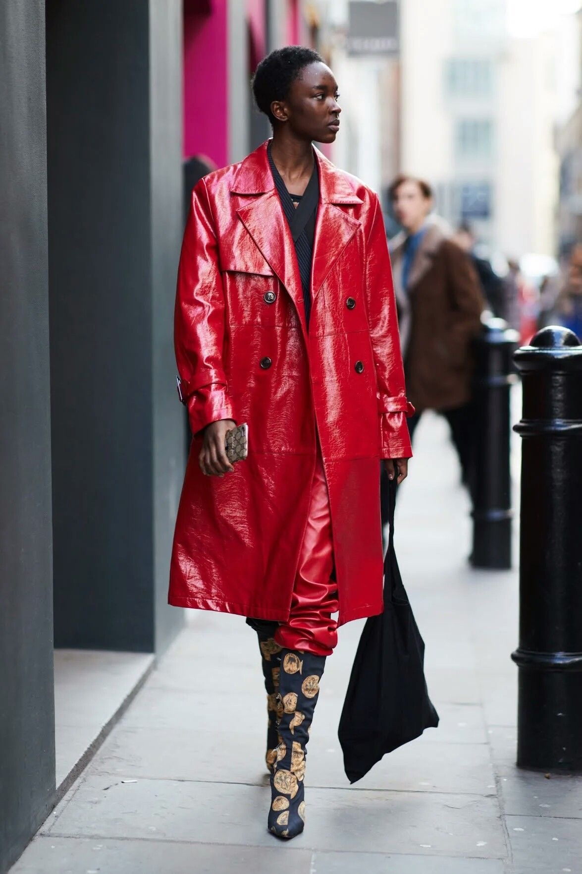Looks em Vinil: O tecido ousado retorna às tendências