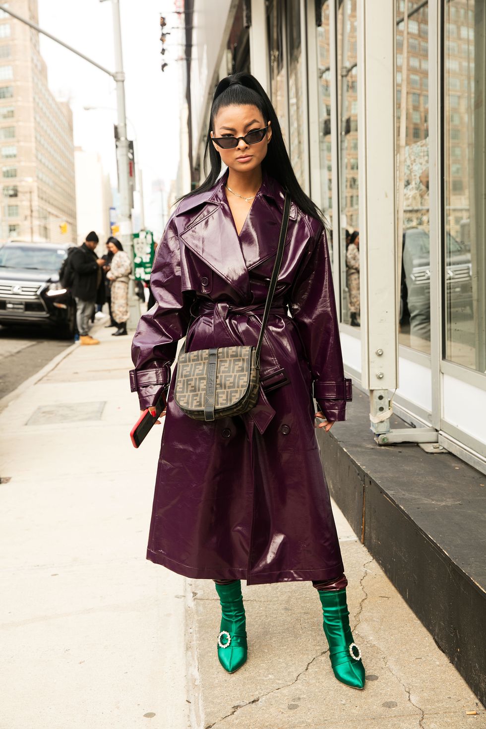 Looks em Vinil: O tecido ousado retorna às tendências