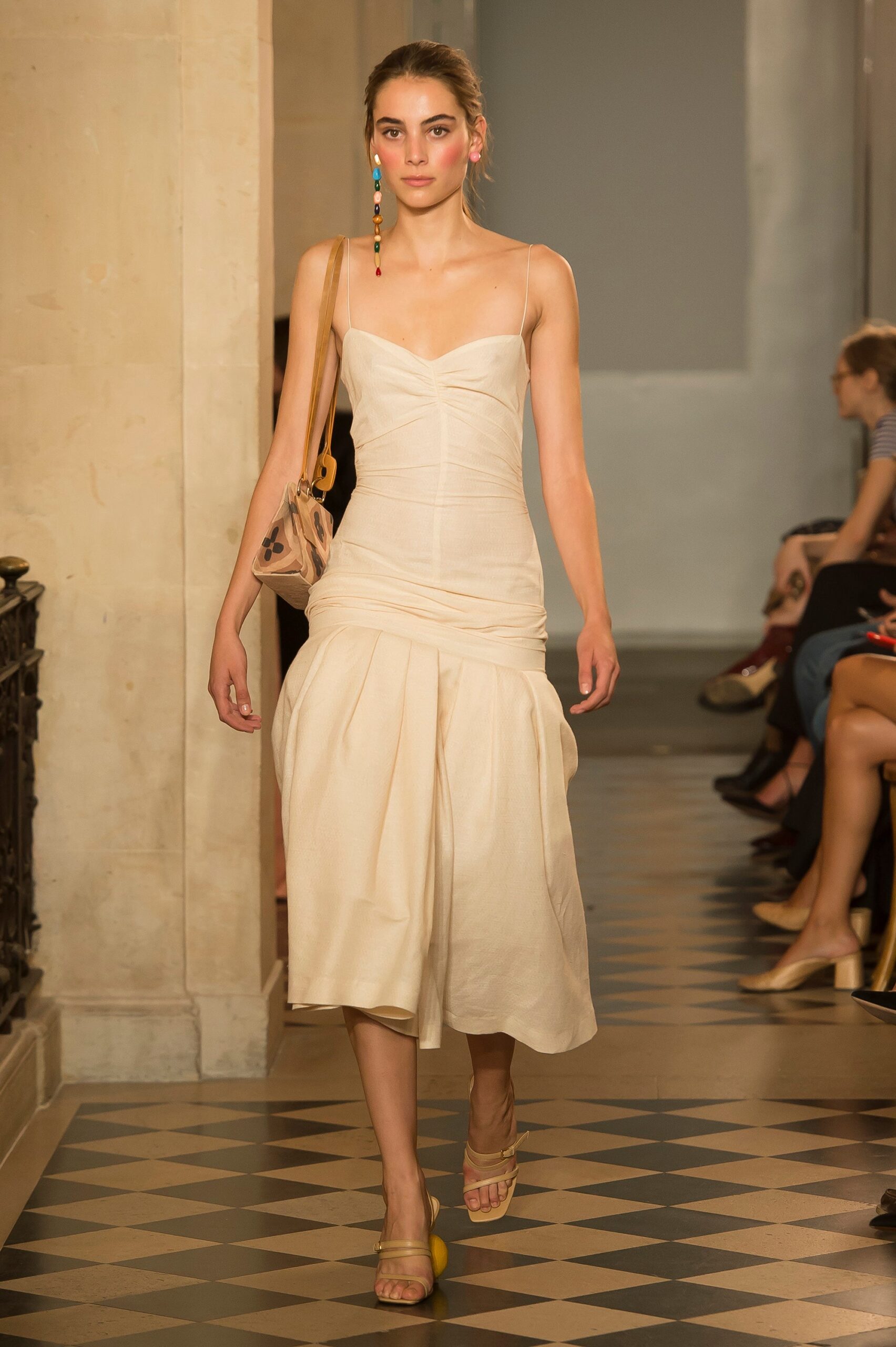 Vestido de Cintura Baixa: Como Usar os Drop Waist Dresses