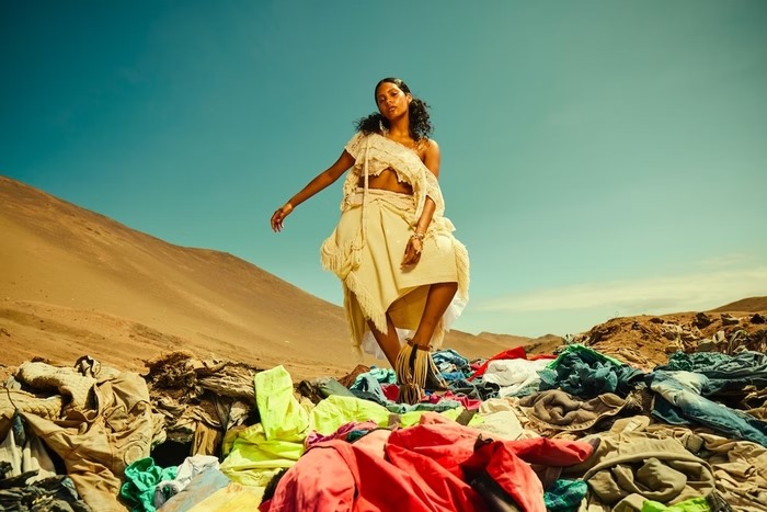 Desfile de moda no Atacama: Um alerta do outro mundo sobre o impacto da moda