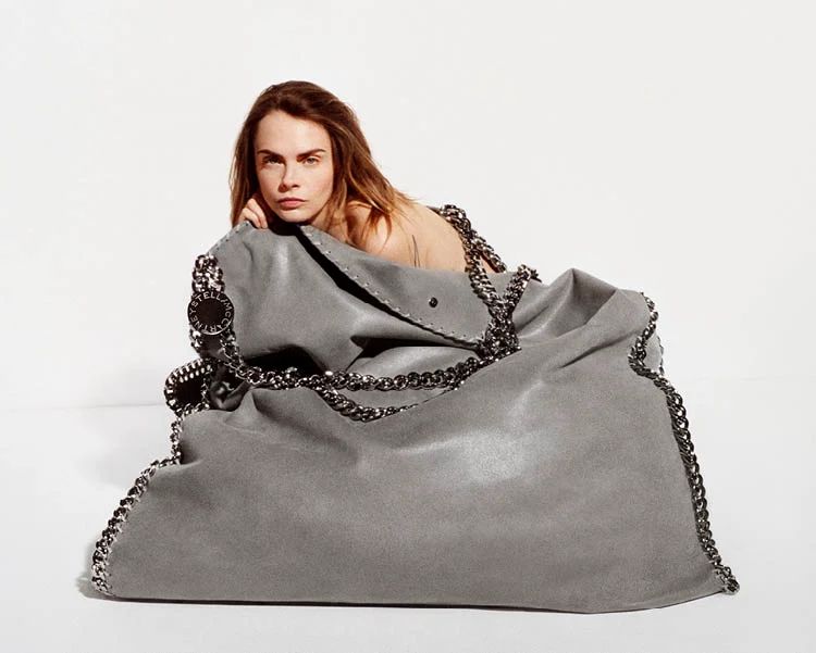 15 anos da bolsa Falabella: Stella McCartney comemora com nova campanha estrelada por Cara Delevingne