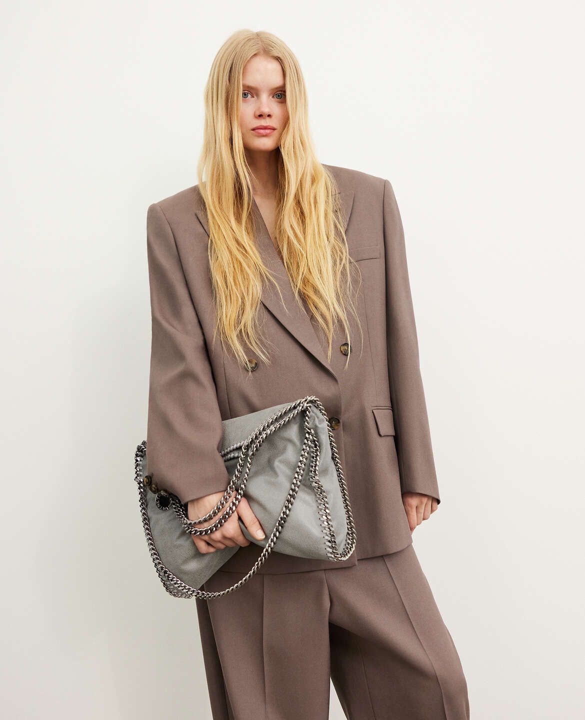 15 anos da bolsa Falabella: Stella McCartney comemora com nova campanha estrelada por Cara Delevingne