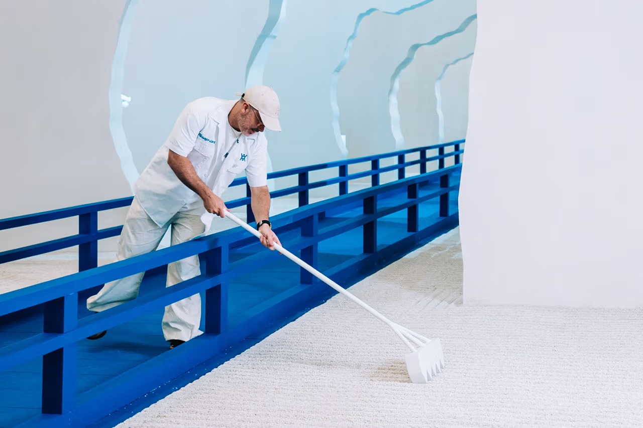 Daniel Arsham transforma shopping em escavação futurista