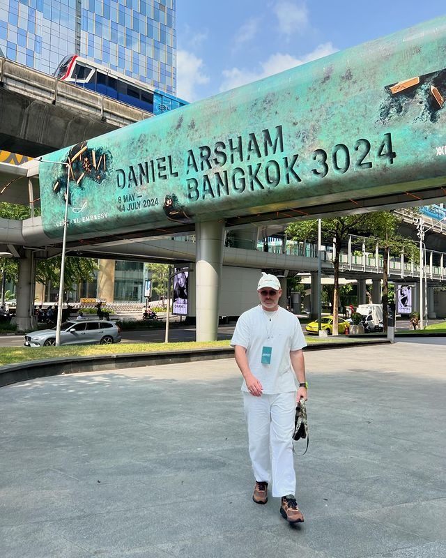 Daniel Arsham transforma shopping em escavação futurista