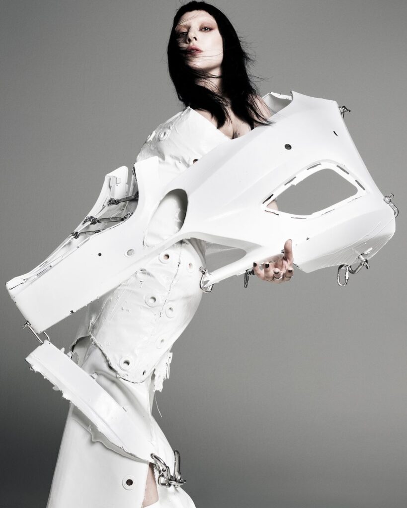 Lady Gaga rouba a cena com look futurista na premiere de "Gaga Chromatica Ball"
