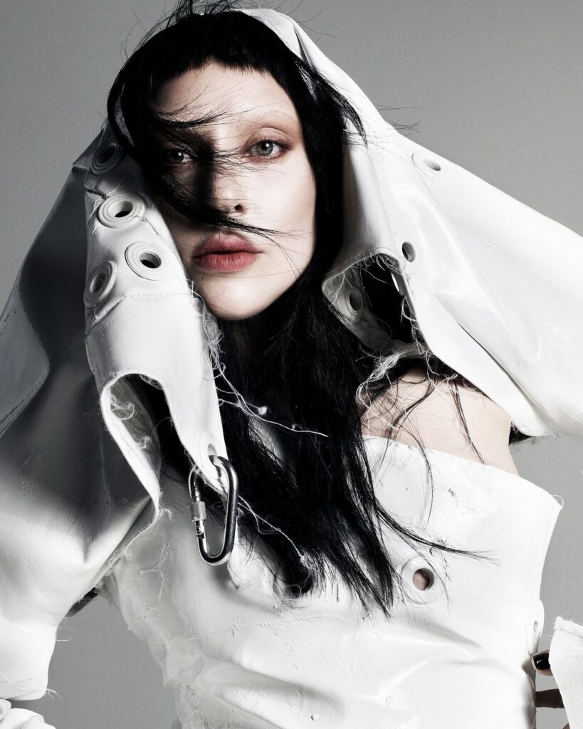 Lady Gaga rouba a cena com look futurista na premiere de "Gaga Chromatica Ball"