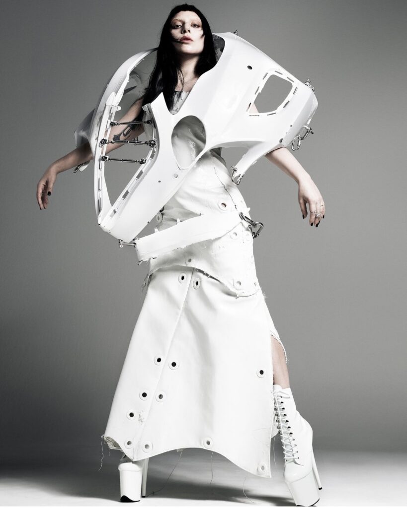 Lady Gaga rouba a cena com look futurista na premiere de "Gaga Chromatica Ball"