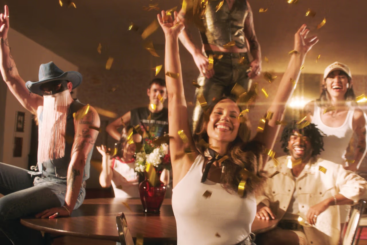 Levi's lança coleção de Pride 2024 inspirada na cultura LGBTQIA+ dos rodeios