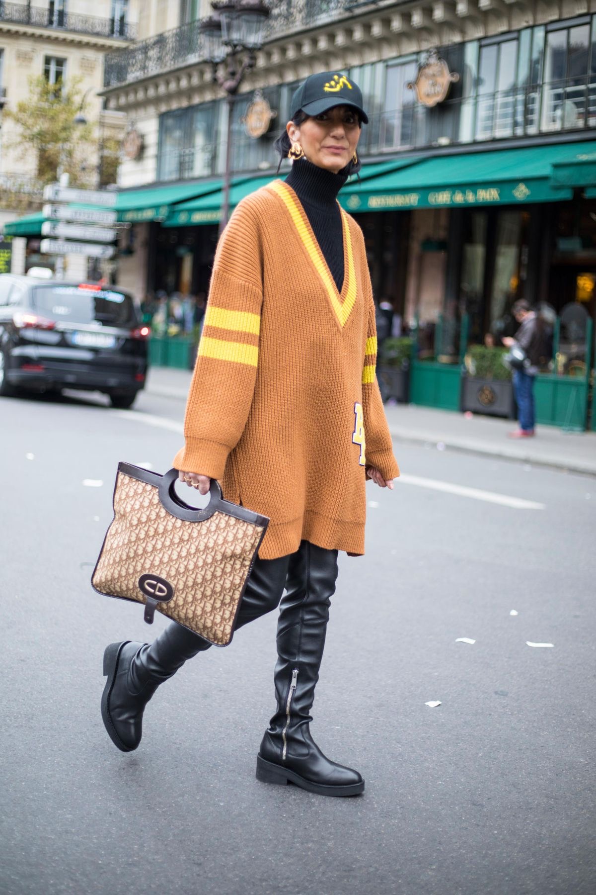 O suéter oversized será tendência no inverno 2024; confira dicas e referências