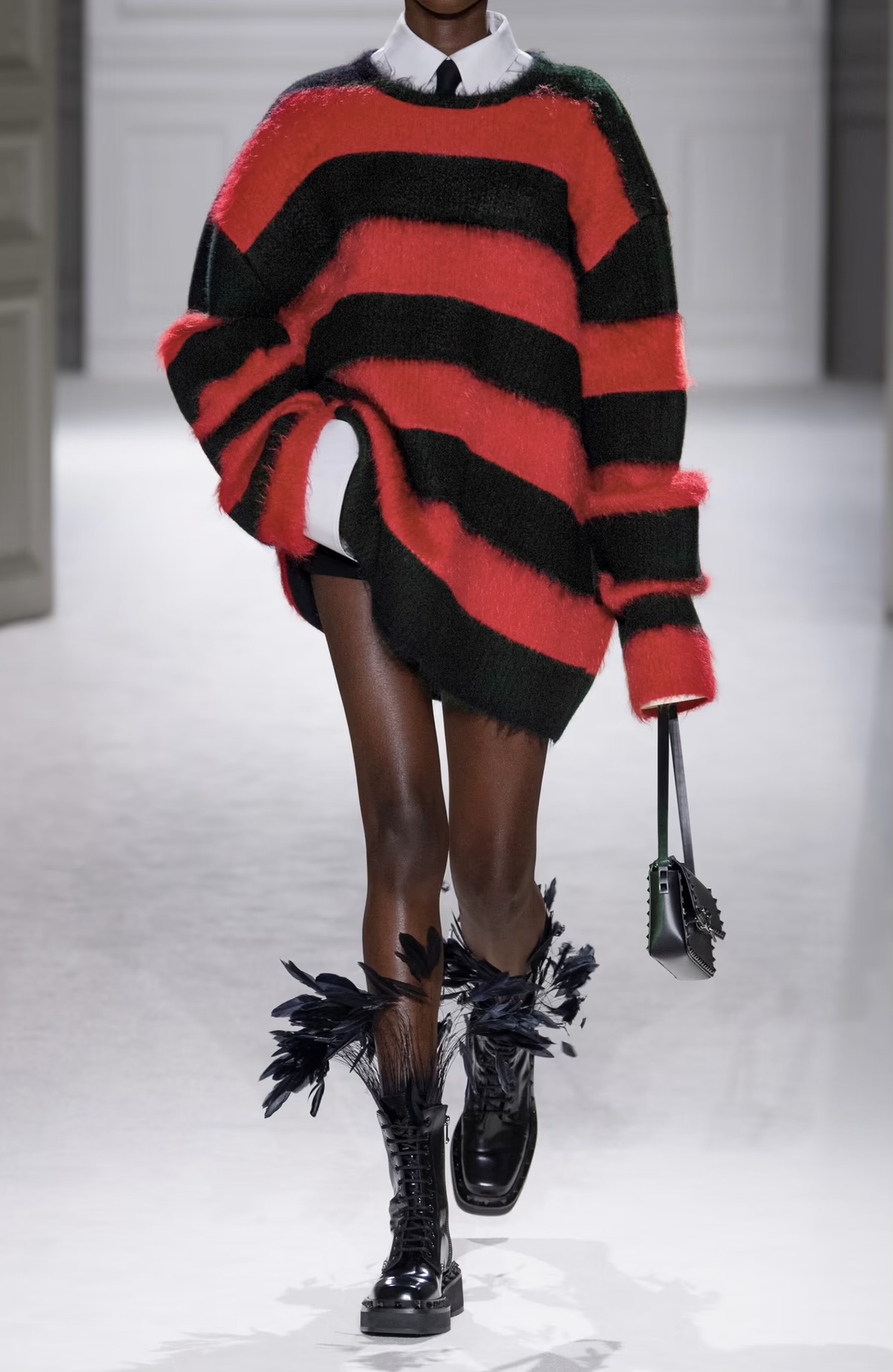 O suéter oversized será tendência no inverno 2024; confira dicas e referências