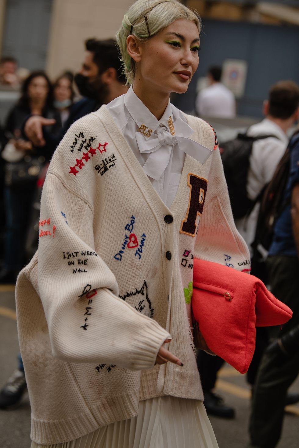 O suéter oversized será tendência no inverno 2024; confira dicas e referências