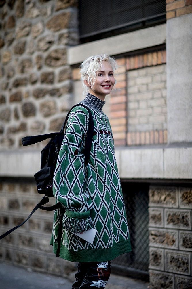 O suéter oversized será tendência no inverno 2024; confira dicas e referências
