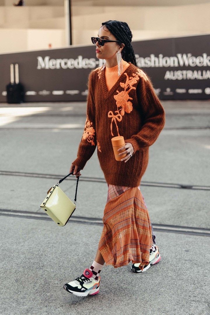 O suéter oversized será tendência no inverno 2024; confira dicas e referências
