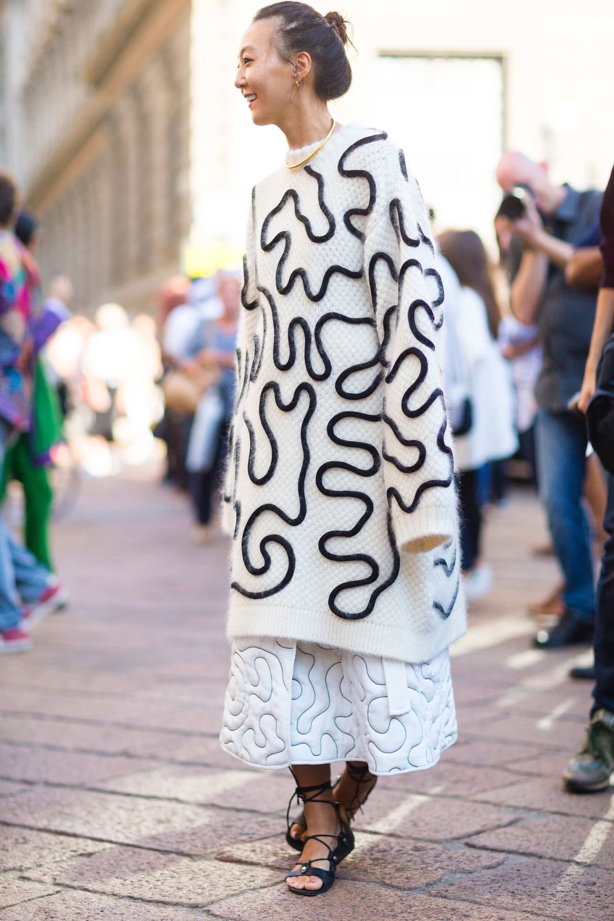 O suéter oversized será tendência no inverno 2024; confira dicas e referências