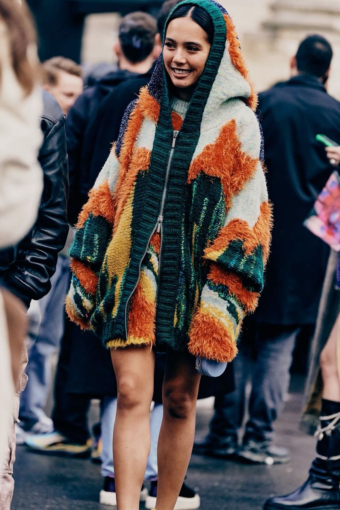 O suéter oversized será tendência no inverno 2024; confira dicas e referências
