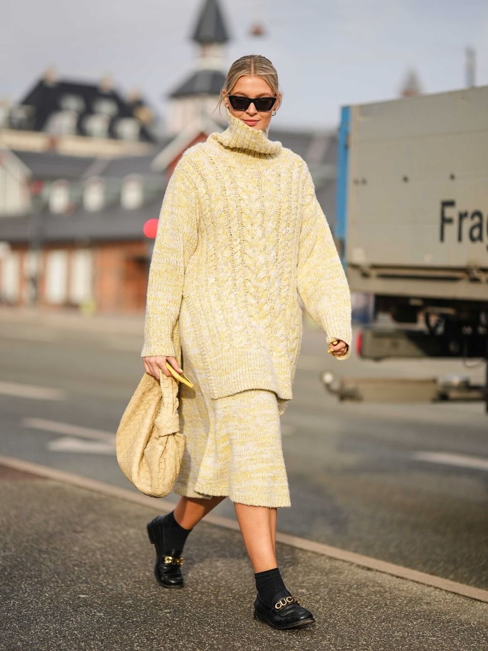 O suéter oversized será tendência no inverno 2024; confira dicas e referências