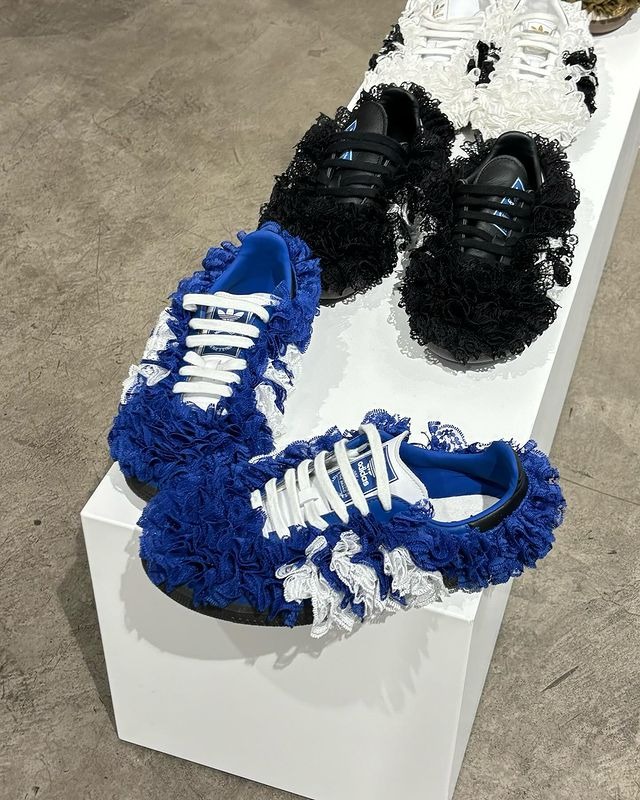 Tênis adidas Samba será lançado com uma versão cheia de babados