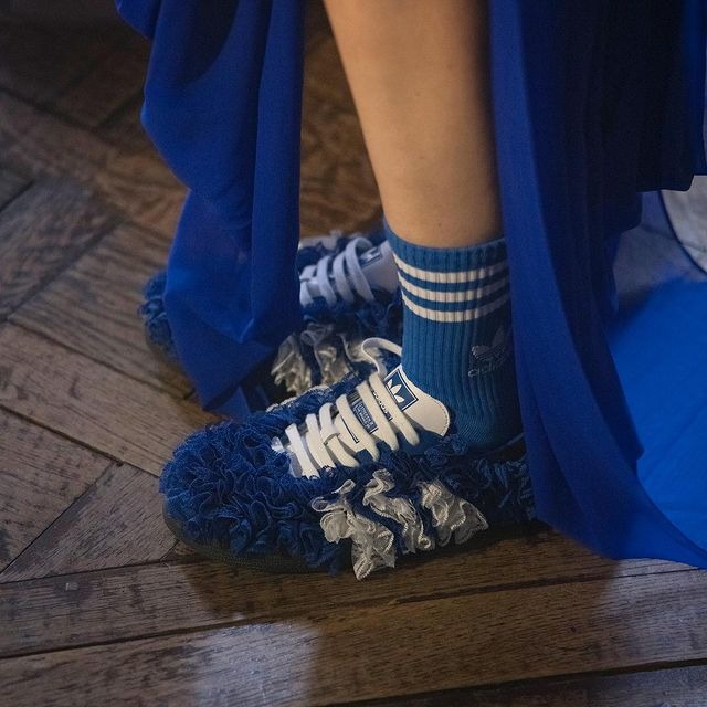 Tênis adidas Samba será lançado com uma versão cheia de babados