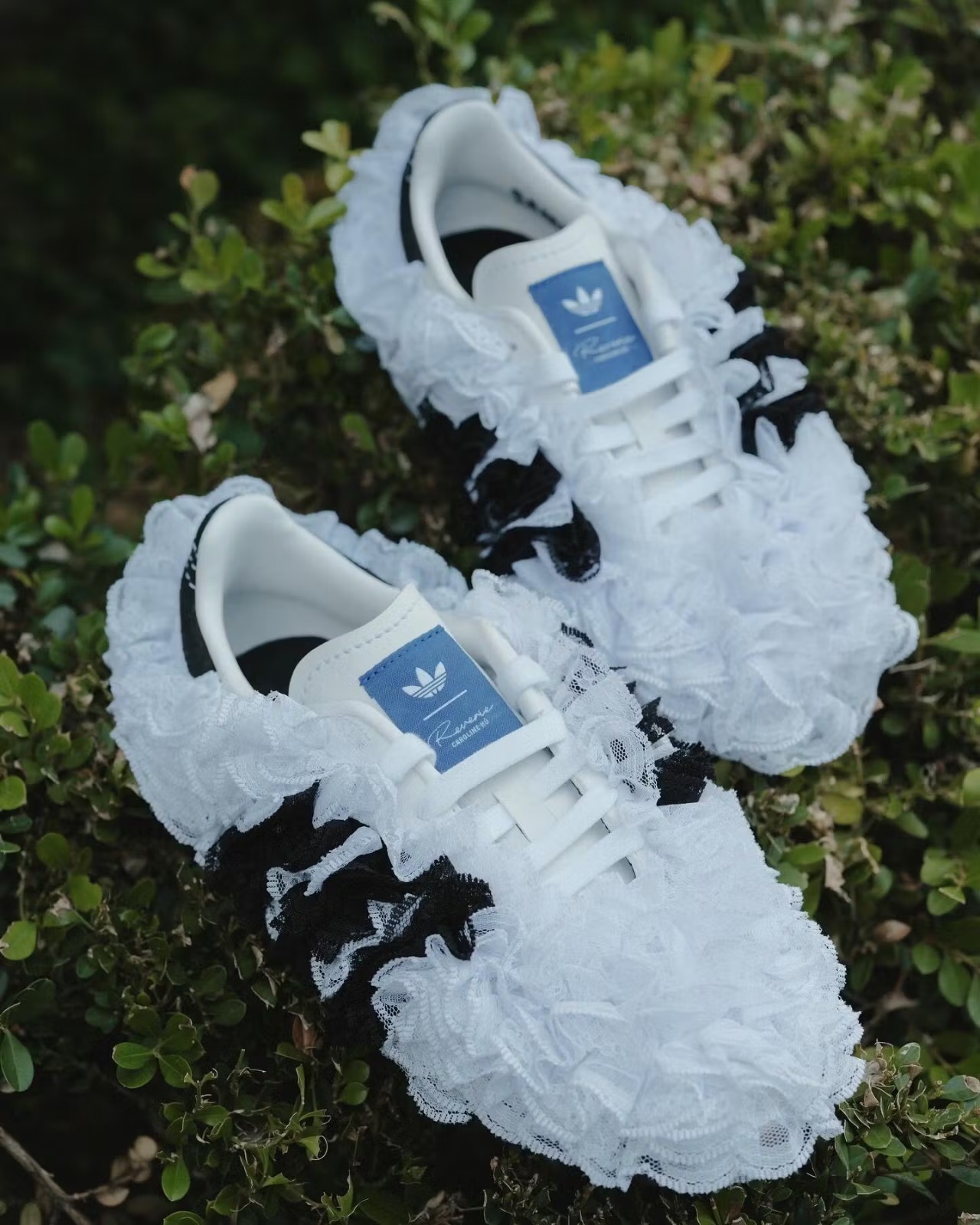 Tênis adidas Samba será lançado com uma versão cheia de babados