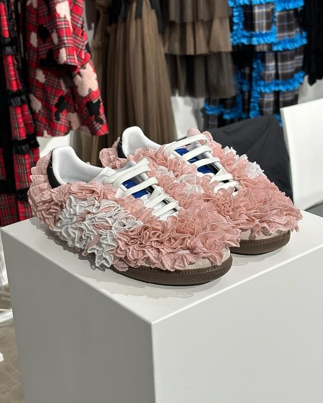 Tênis adidas Samba será lançado com uma versão cheia de babados