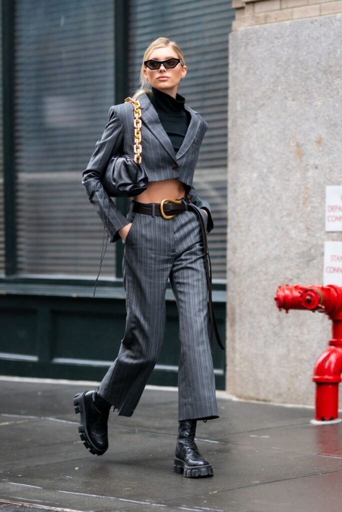 Blazer Cropped é um item essencial no guarda-roupa feminino; confira dicas para criar looks incríveis