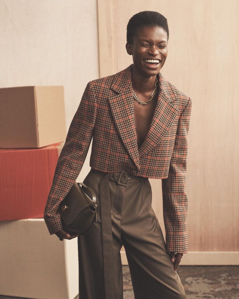 Blazer Cropped é um item essencial no guarda-roupa feminino; confira dicas para criar looks incríveis