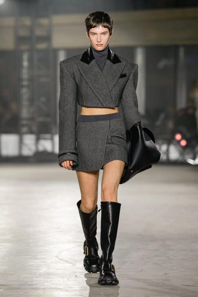 Blazer Cropped é um item essencial no guarda-roupa feminino; confira dicas para criar looks incríveis