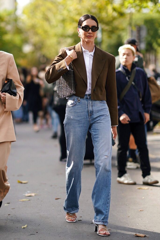 Blazer Cropped é um item essencial no guarda-roupa feminino; confira dicas para criar looks incríveis