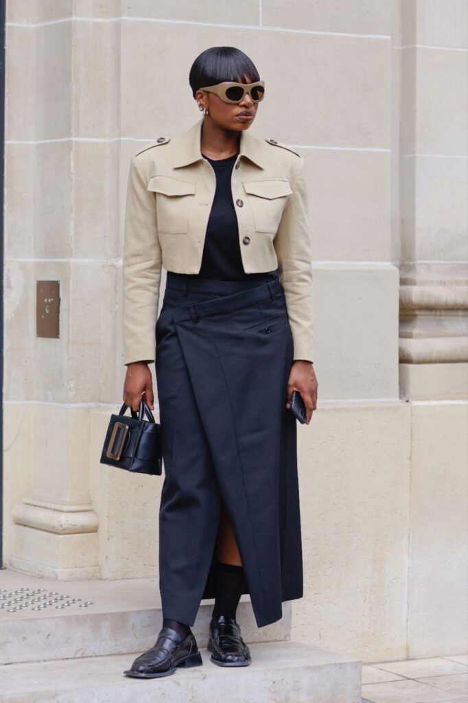 Blazer Cropped é um item essencial no guarda-roupa feminino; confira dicas para criar looks incríveis