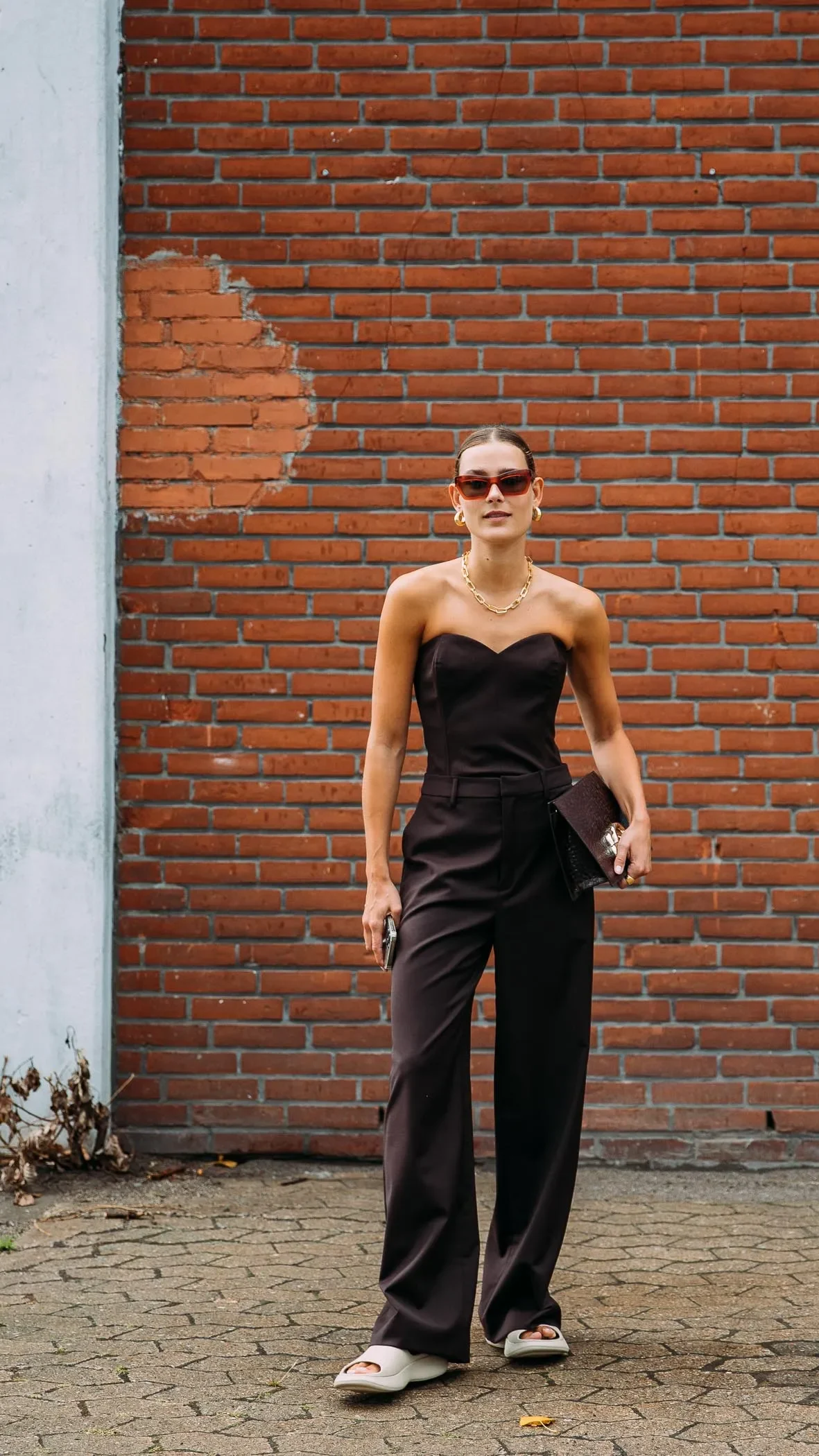 A volta dos tops, vestidos e macacões sem alça: o guia definitivo para arrasar na tendência Y2K