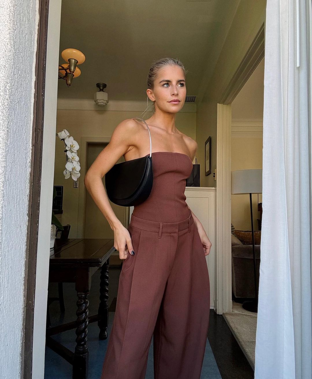 A volta dos tops, vestidos e macacões sem alça: o guia definitivo para arrasar na tendência Y2K