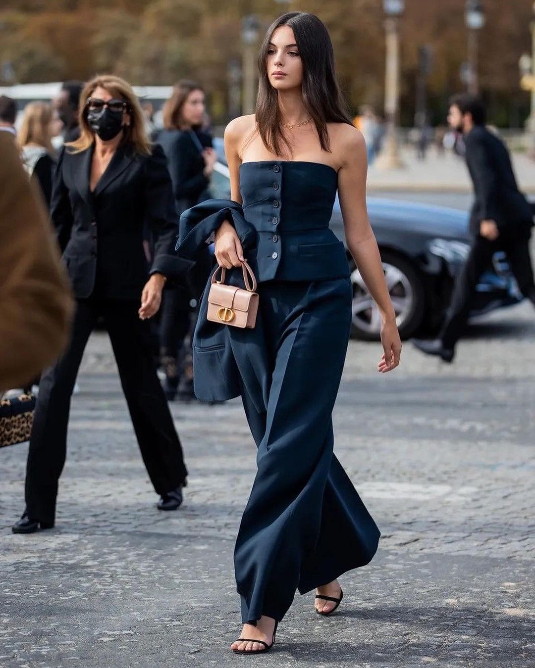 A volta dos tops, vestidos e macacões sem alça: o guia definitivo para arrasar na tendência Y2K